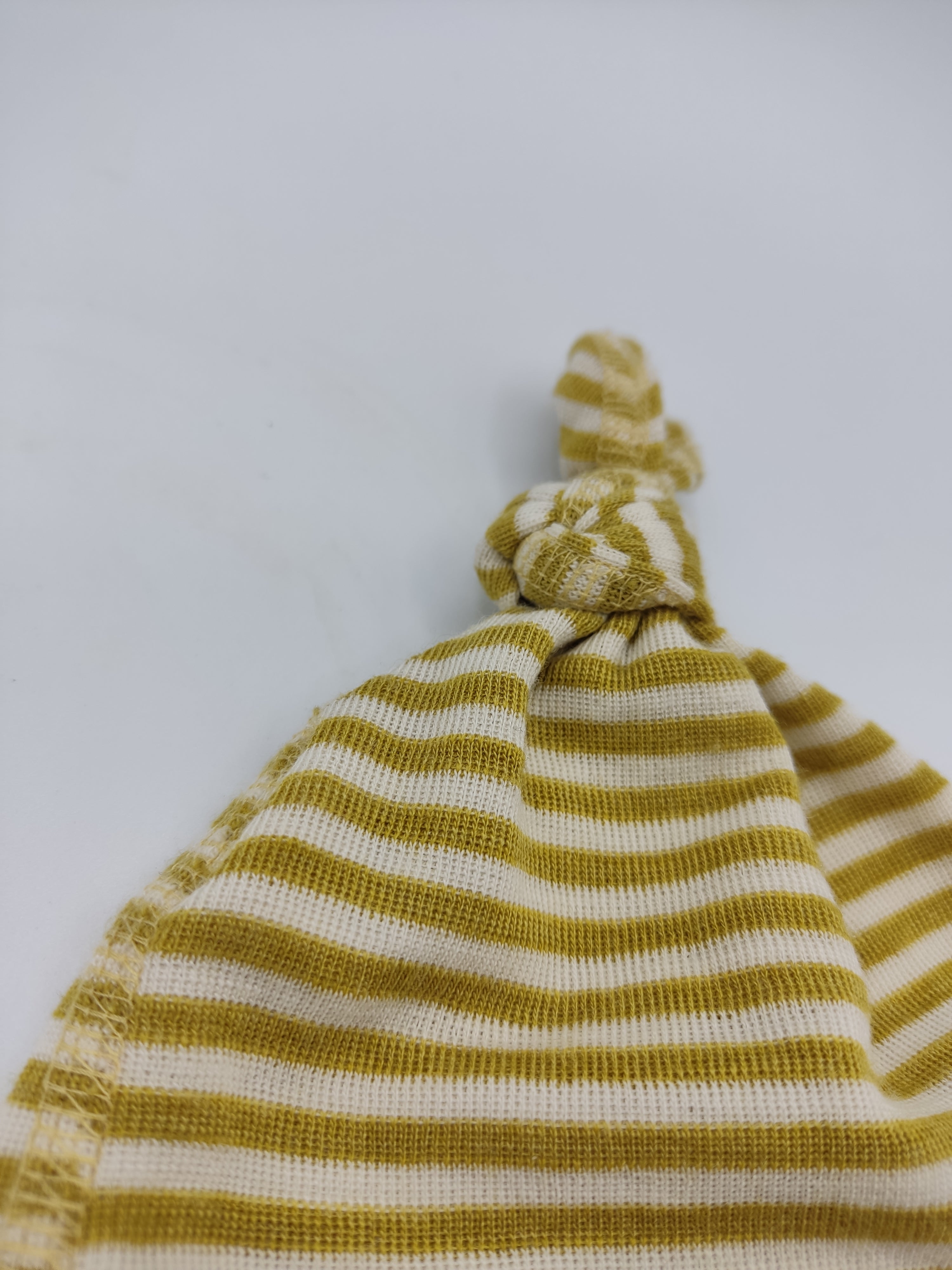 Cappellino nodino in lana e seta per neonato // riga Senape